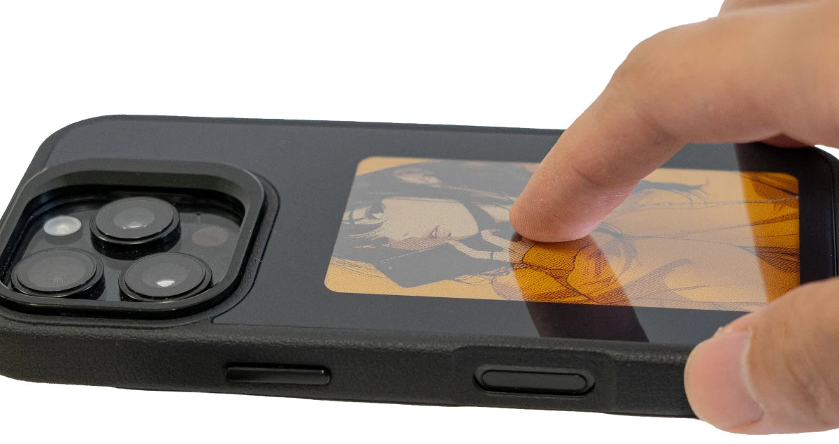 MyCaseの背面の画面に指で触れている写真